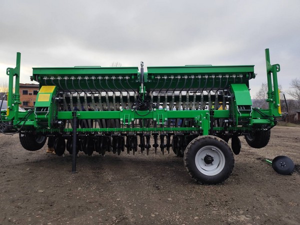 У грудні 2025 року Чернівецькою філією було передано ТОВ «Фермер Захід» на умовах фінансового лізингу сівалку зернову механічну СЗМ-4М.