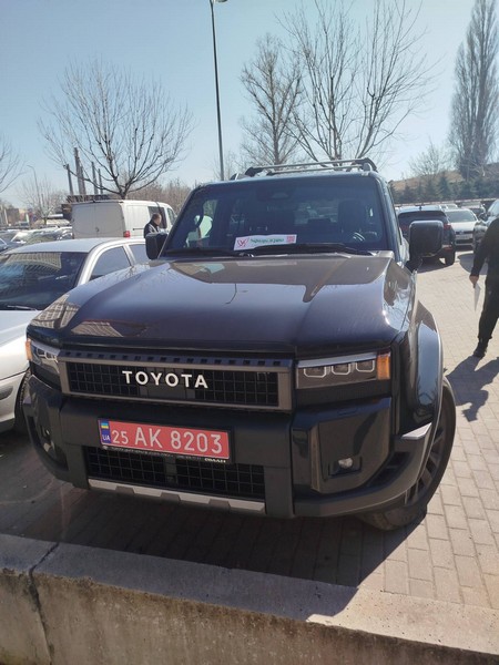 Дніпропетровською філією на умовах фінансового лізингу поставлено автомобіль  Toyota Land Cruiser Prado Товариству з обмеженою відповідальністю “НПД АГРО”. Фото додається.