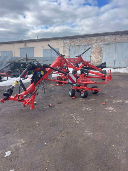 У лютому 2026 року Херсонською філією Національної акціонерної компанії «Украгролізинг» передано у користування на умовах фінансового лізингу (програма «Доступний фінансовий лізинг 5-7-9 %») напівнавісні граблі-валкоутворювач GA6930 фермерському господарству «ЕКО-ХАУС».